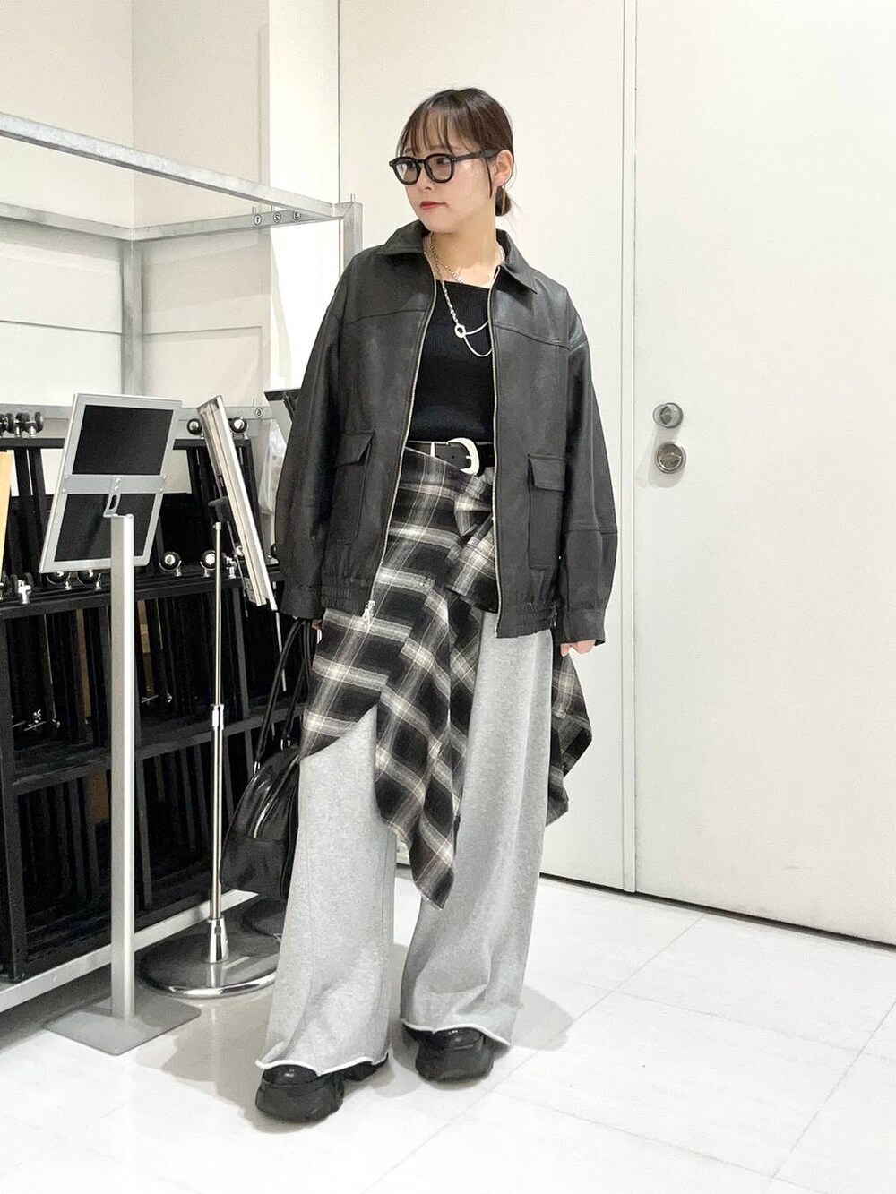 グレー系のスウェットパンツ、ブラック系のシャツ/ブラウス、ブラック系のブルゾンを着用したレディースの秋コーディネートの2枚目の写真
