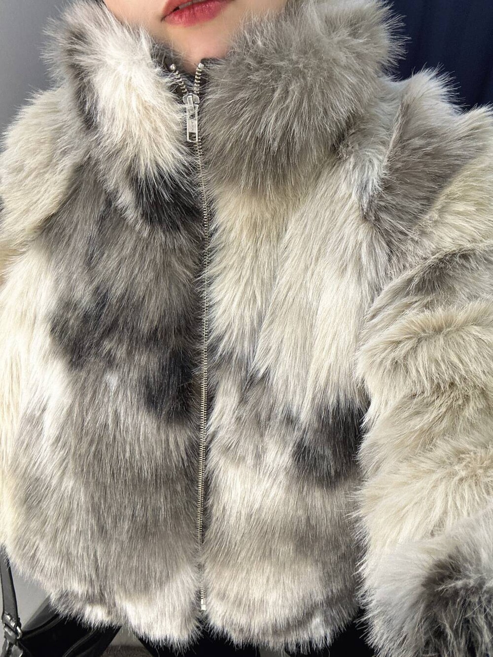 グレー系のブルゾン、ブラック系のショルダーバッグ、ブラック系のその他パンツを着用したレディースの秋コーディネートの5枚目の写真