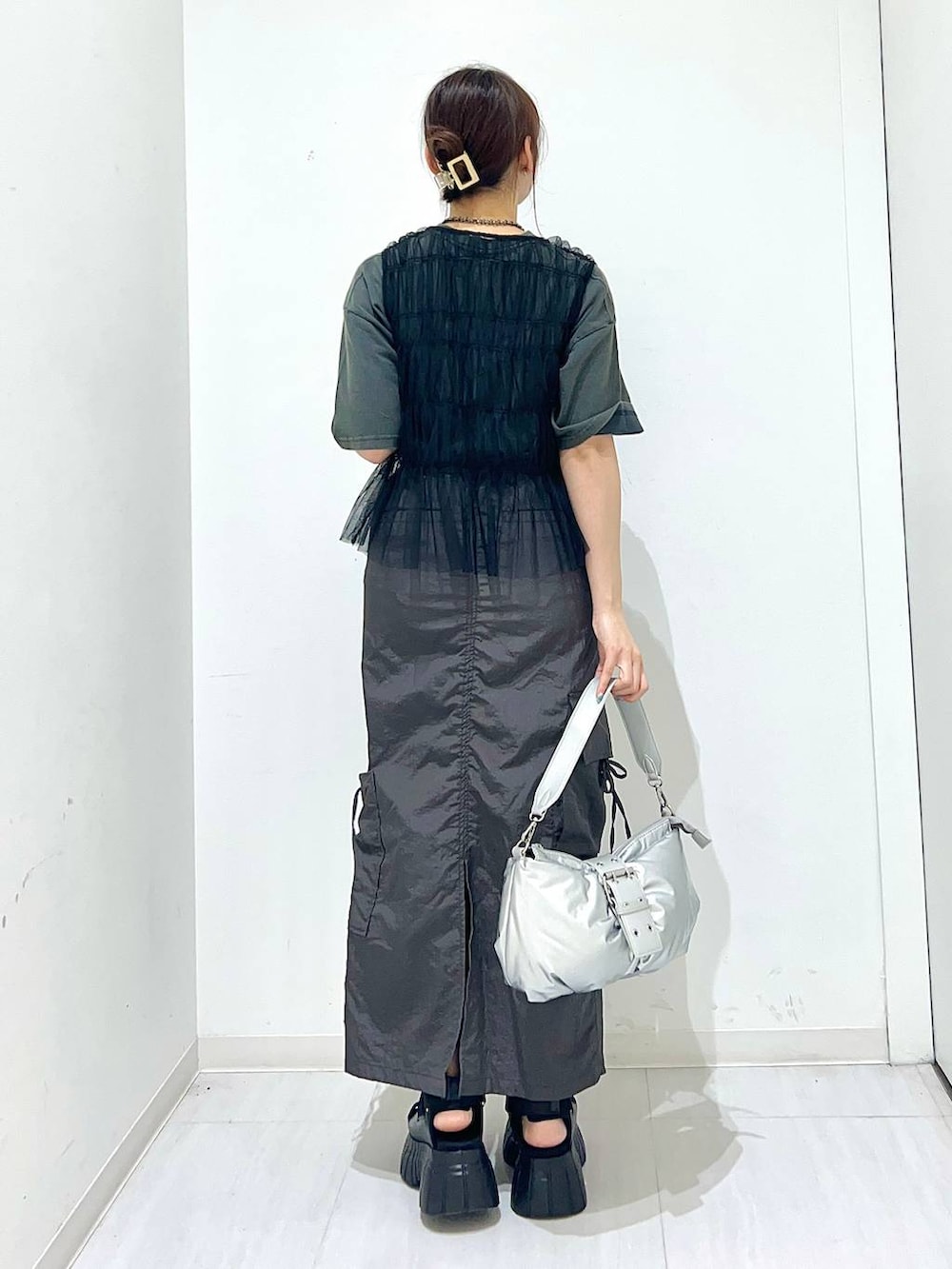 ブラック系のスニーカー、グレー系のTシャツ/カットソー、シルバー系のショルダーバッグを着用したレディースの夏コーディネートの5枚目の写真