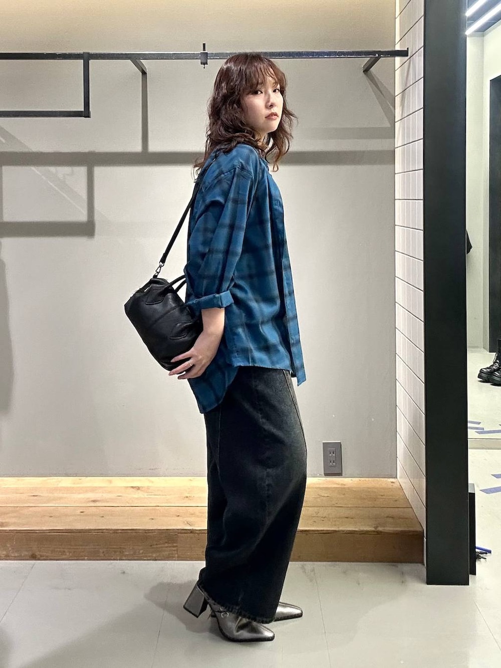 ブルー系のシャツ/ブラウス、ブルー系のデニムパンツ、その他のサンダルを着用したレディースの秋コーディネートの4枚目の写真