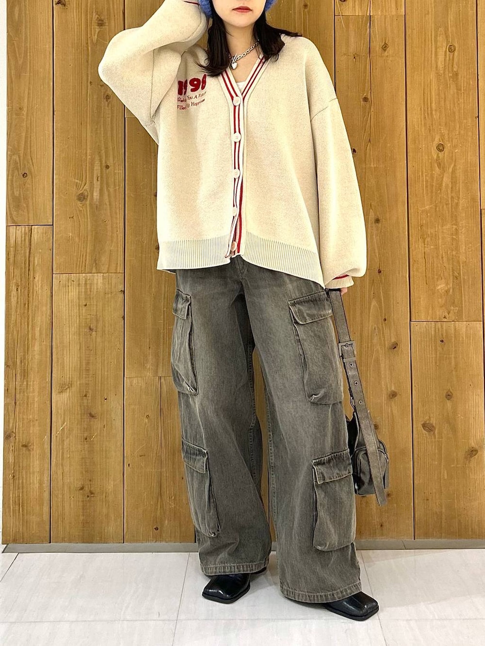 その他のショルダーバッグ、ブラック系のデニムパンツ、ベージュ系のカーディガン/ボレロを着用したレディースの冬コーディネートの3枚目の写真