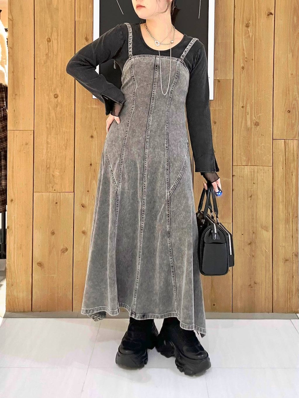 ブラック系のスニーカー、ブラック系のショルダーバッグ、グレー系のTシャツ/カットソーを着用したレディースの冬コーディネートの4枚目の写真