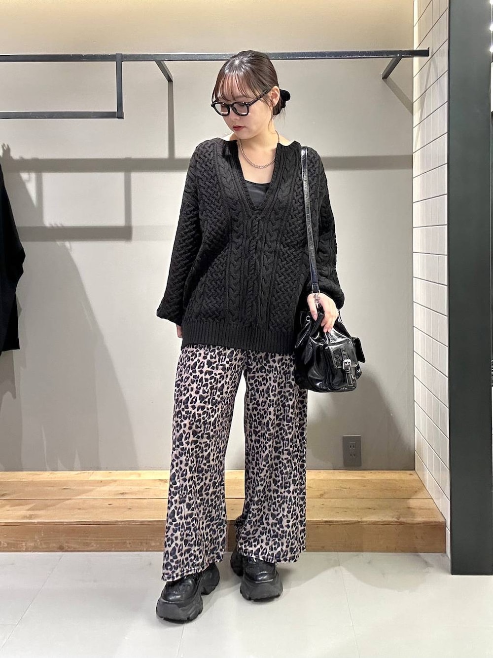 ブラック系のニット/セーター、ベージュ系のその他パンツを着用したレディースの秋コーディネートの2枚目の写真