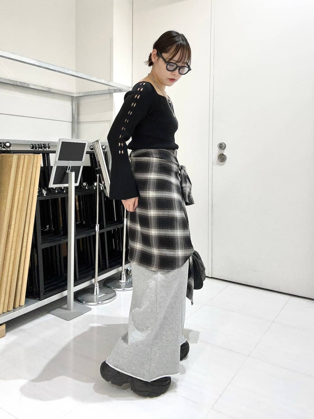 ブラック系のスニーカー、グレー系のスウェットパンツ、ブラック系のシャツ/ブラウスを着用したレディースの秋コーディネートの3枚目の写真