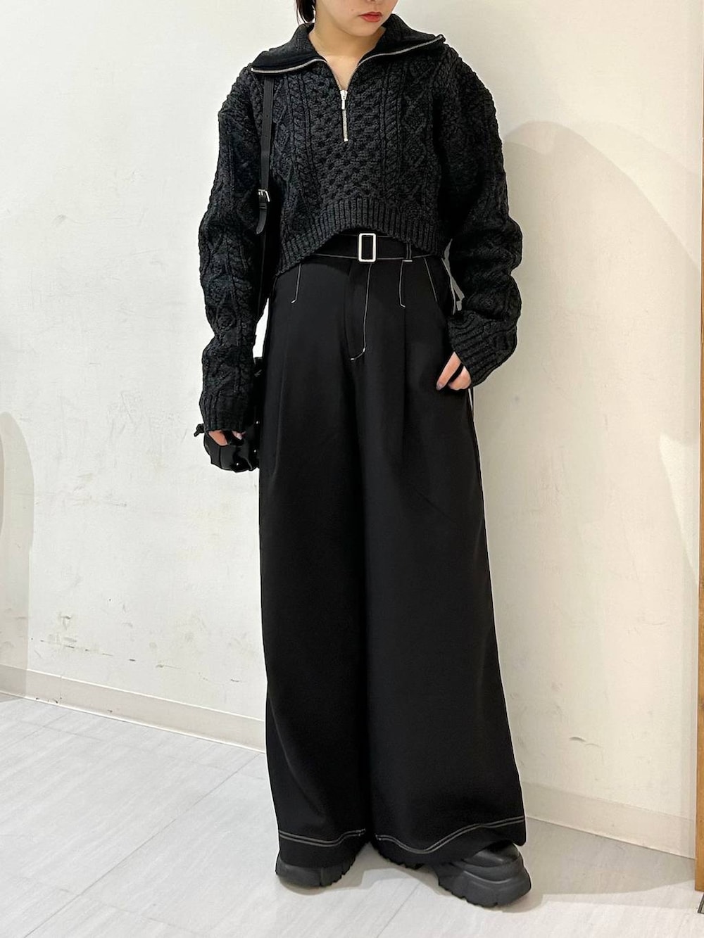 ブラック系のブーツ、ブラック系のショルダーバッグ、ブラック系のその他パンツを着用したレディースの秋コーディネートの2枚目の写真