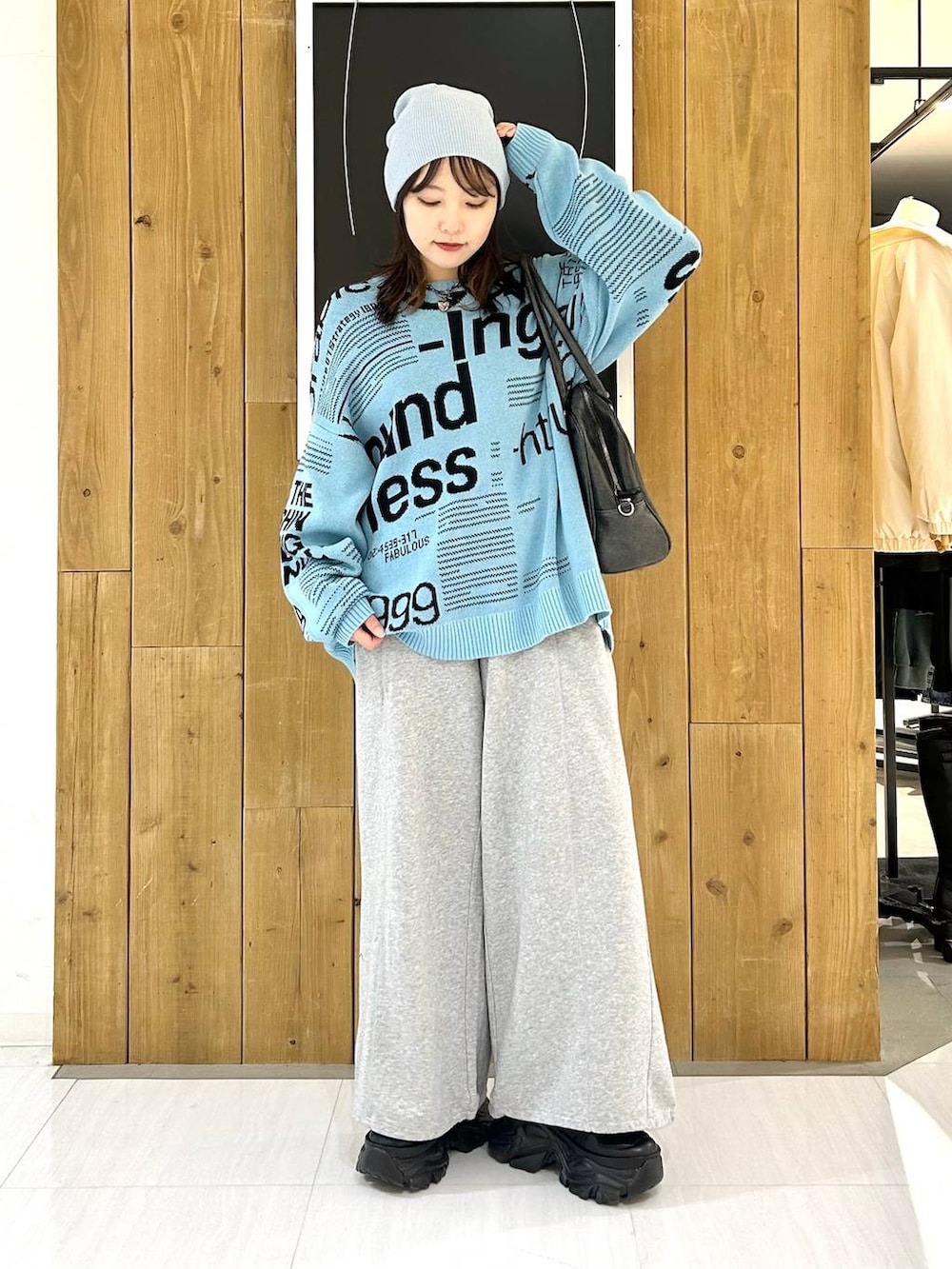 ブラック系のスニーカー、グレー系のボストンバッグ、ブルー系のニット/セーターを着用したレディースの冬コーディネートの8枚目の写真