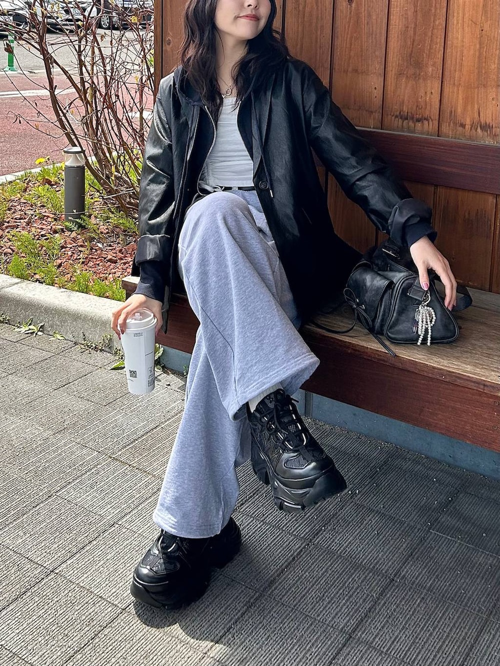 ブラック系のスニーカー、ブラック系のテーラードジャケット、グレー系のスウェットパンツを着用したレディースの春コーディネートの6枚目の写真