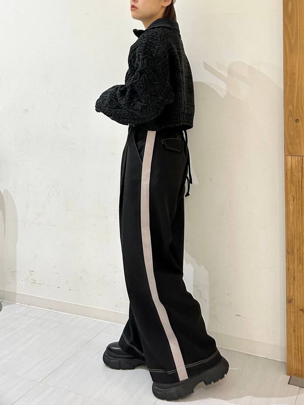 ブラック系のブーツ、ブラック系のショルダーバッグ、ブラック系のその他パンツを着用したレディースの秋コーディネートの5枚目の写真