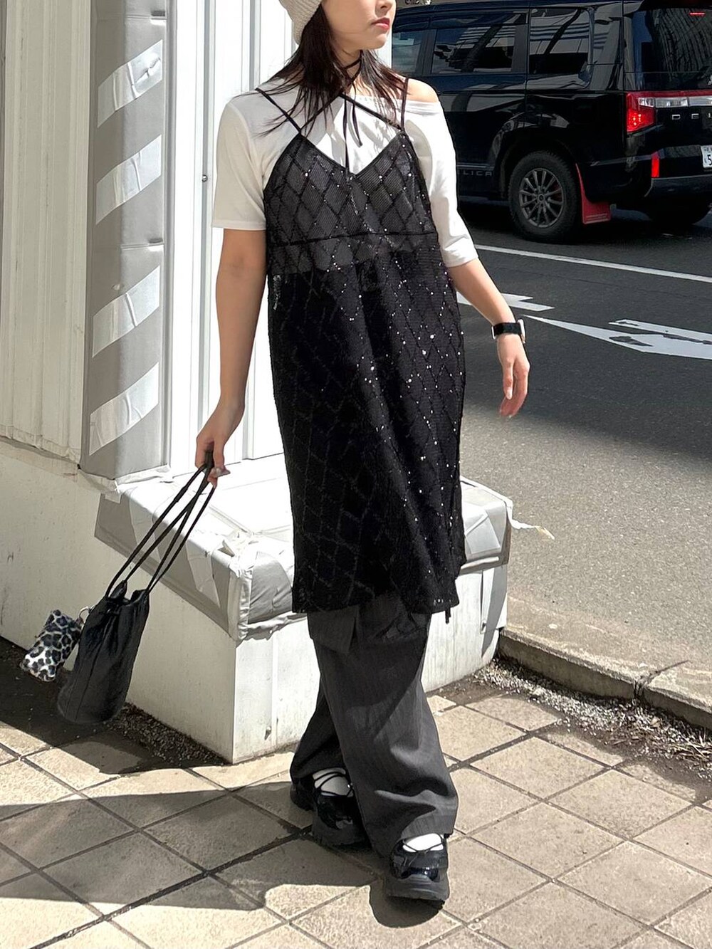 ブラック系のスニーカー、グレー系のカーゴパンツ、ブラック系のワンピースを着用したレディースの春コーディネートの3枚目の写真