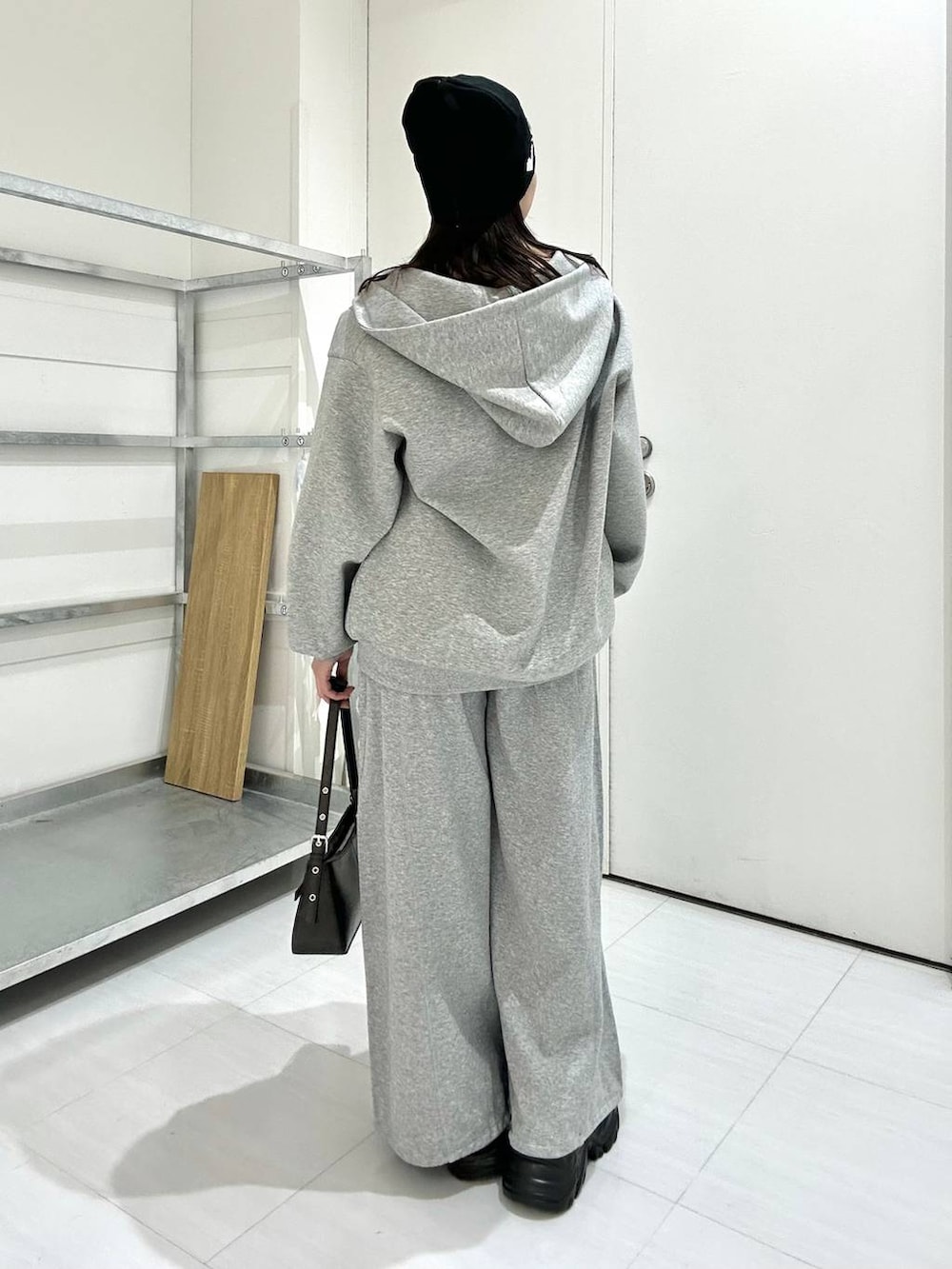 ブラック系のスニーカー、ブラック系のキャミソール、グレー系のパーカーを着用したレディースの冬コーディネートの5枚目の写真