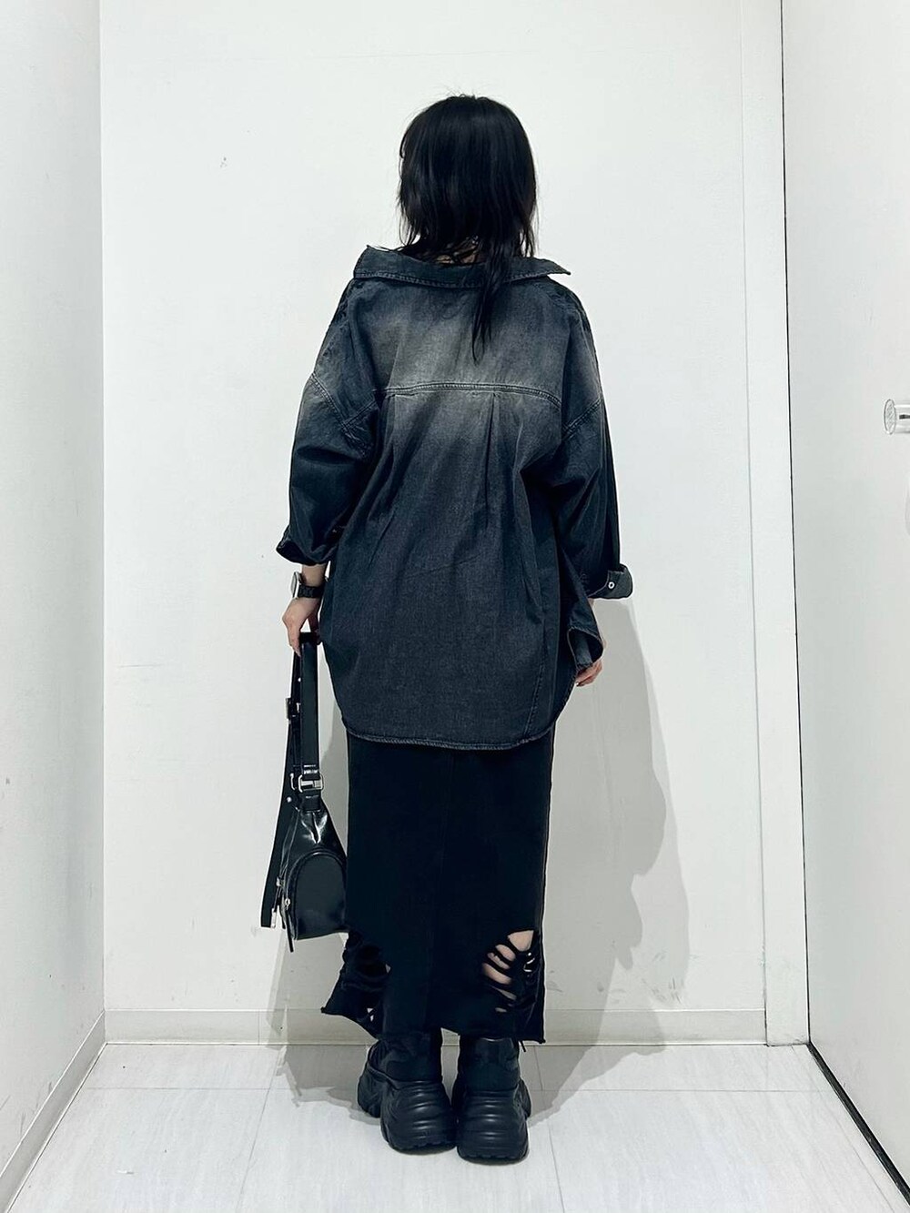 ブラック系のスニーカー、ブラック系のショルダーバッグ、ブラック系のシャツ/ブラウスを着用したレディースの春コーディネートの7枚目の写真