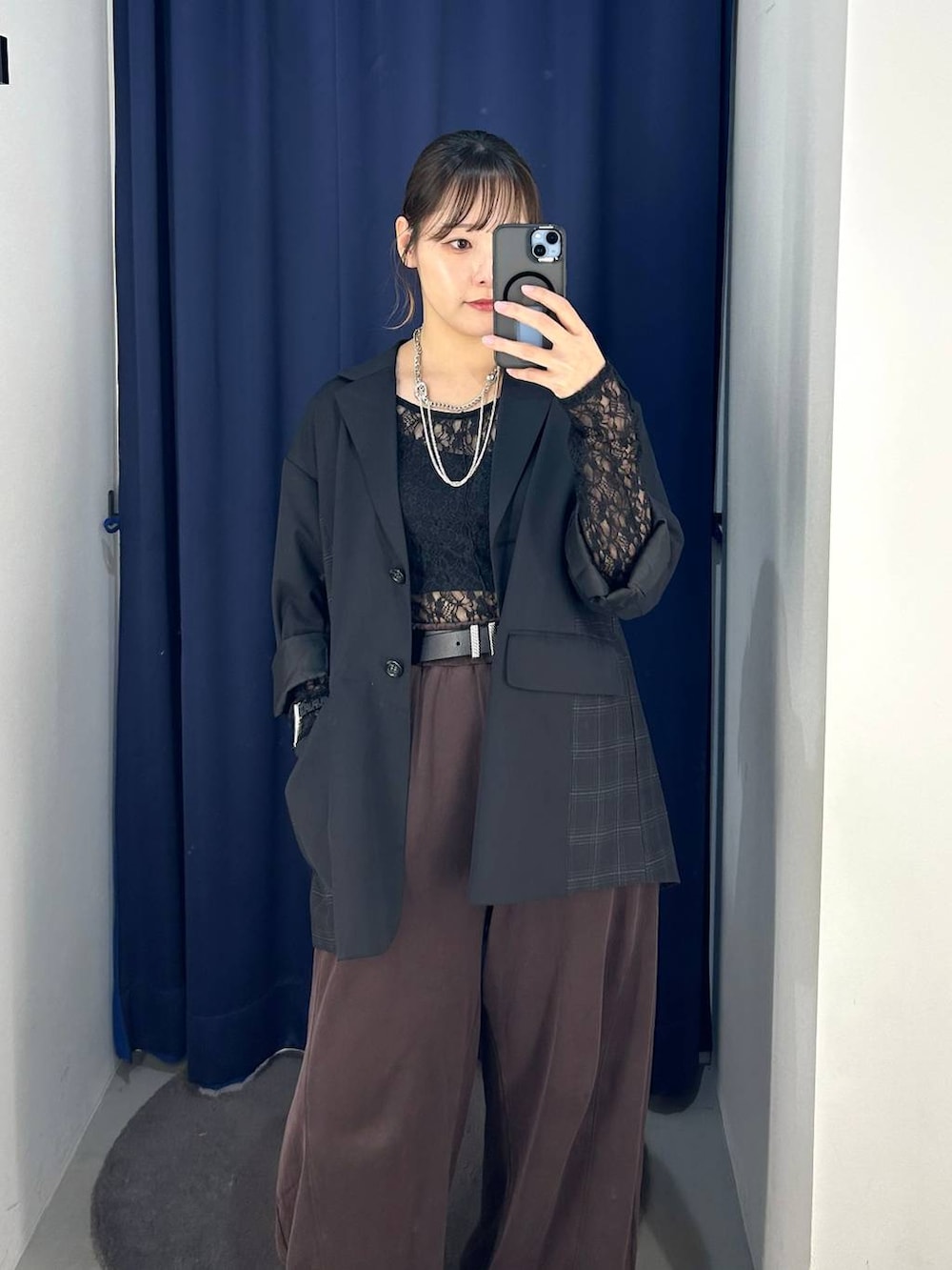 ベージュ系のボストンバッグ、ブラック系のスウェットパンツ、ブラック系のテーラードジャケットを着用したレディースの秋コーディネートの9枚目の写真