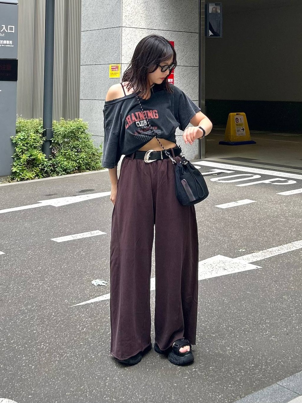 ブラック系のサンダル、ブラウン系のスウェットパンツ、ブラック系のベルトを着用したレディースの夏コーディネートの2枚目の写真