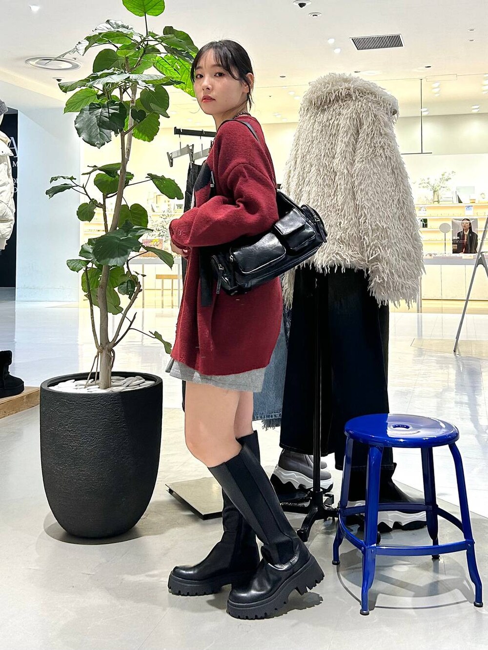 ブラック系のショルダーバッグ、ブラック系のその他パンツ、ブラック系のブーツを着用したレディースの冬コーディネートの6枚目の写真