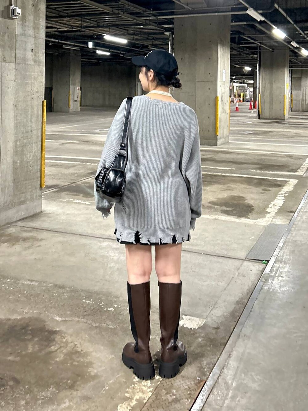 ブラック系のショルダーバッグ、ブラック系のその他パンツ、グレー系のニット/セーターを着用したレディースの冬コーディネートの6枚目の写真