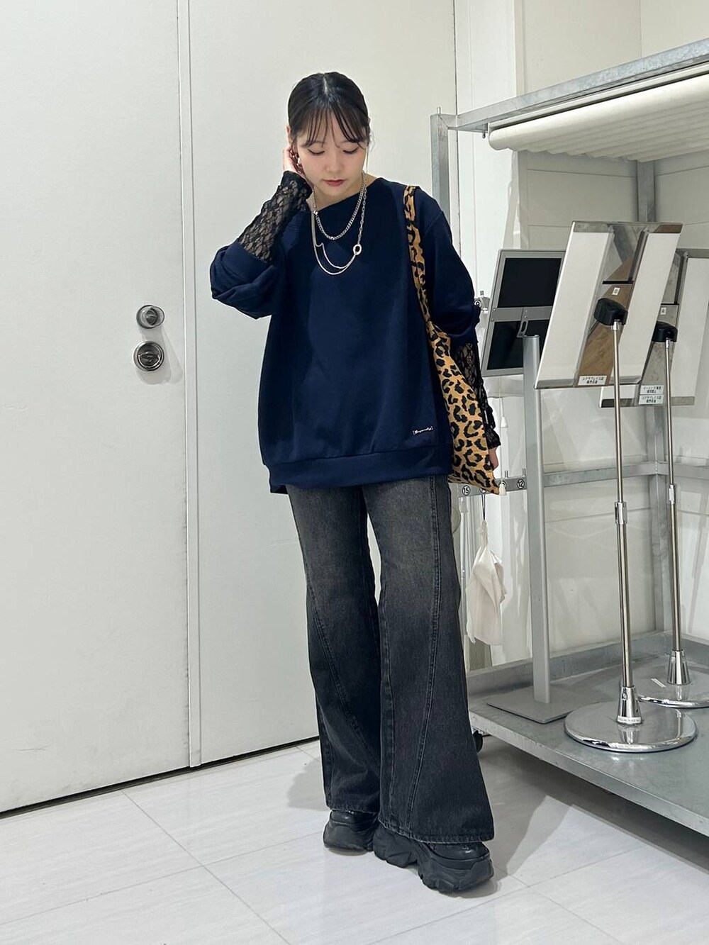 ブラック系のスニーカー、ブルー系のデニムパンツ、ブラック系のTシャツ/カットソーを着用したレディースの秋コーディネートの8枚目の写真