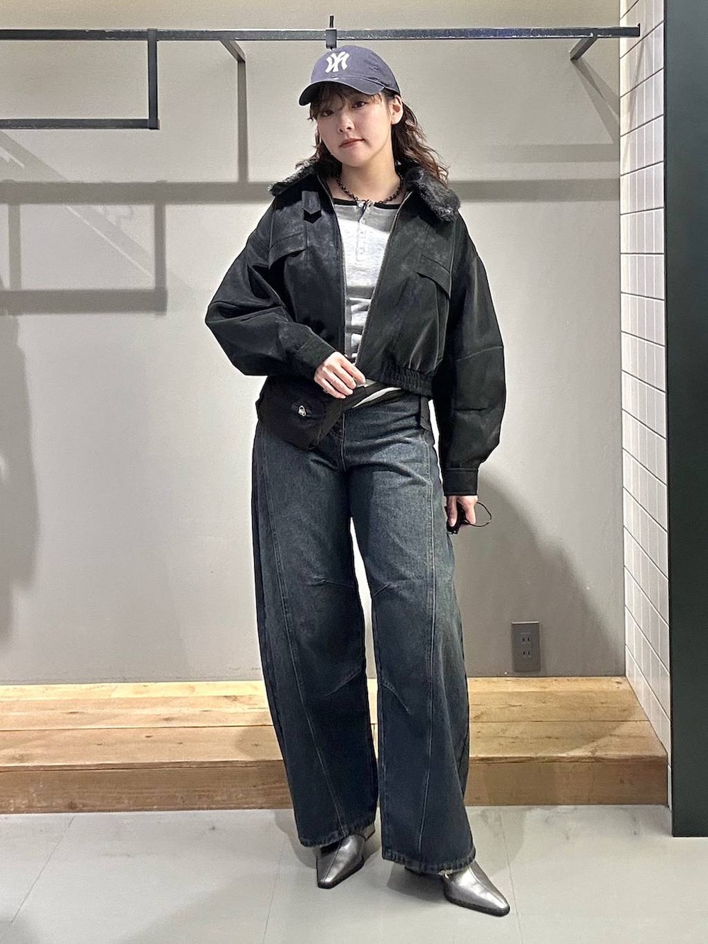 ブルー系のデニムパンツ、グレー系のTシャツ/カットソー、ブラック系のブルゾンを着用したレディースの秋コーディネートの2枚目の写真