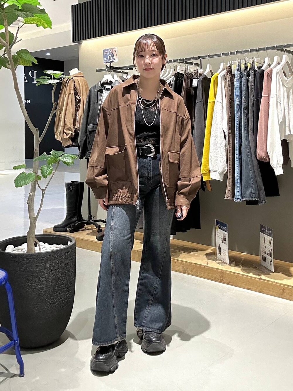 ブラック系のスニーカー、ブルー系のデニムパンツ、ブラック系のTシャツ/カットソーを着用したレディースの秋コーディネートの8枚目の写真
