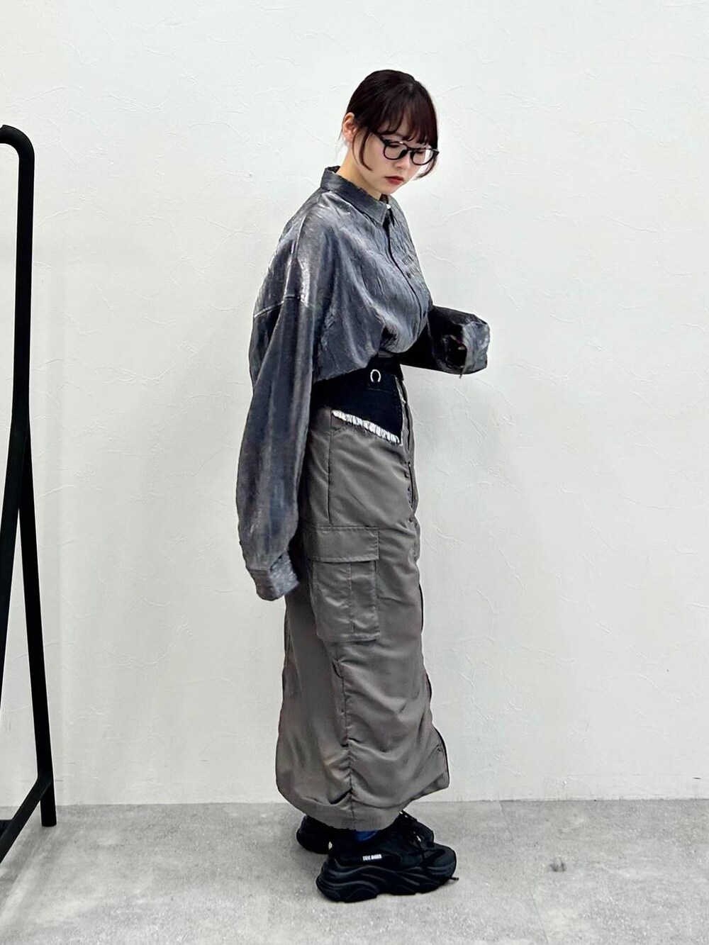 グレー系のスカート、グレー系のシャツ/ブラウスを着用したレディースの冬コーディネートの5枚目の写真