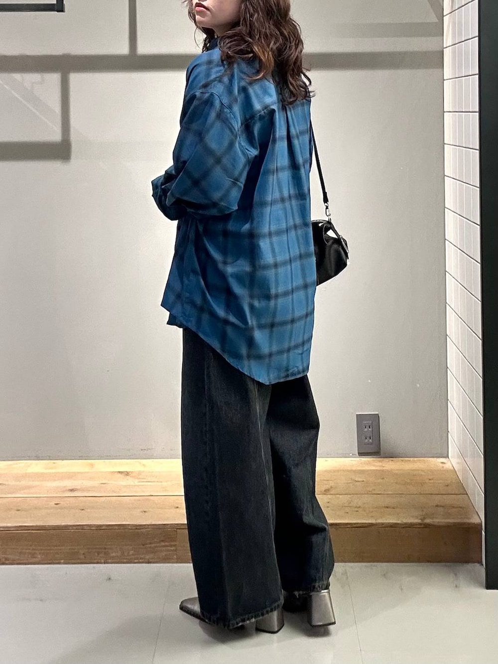 ブルー系のシャツ/ブラウス、ブルー系のデニムパンツ、その他のサンダルを着用したレディースの秋コーディネートの5枚目の写真