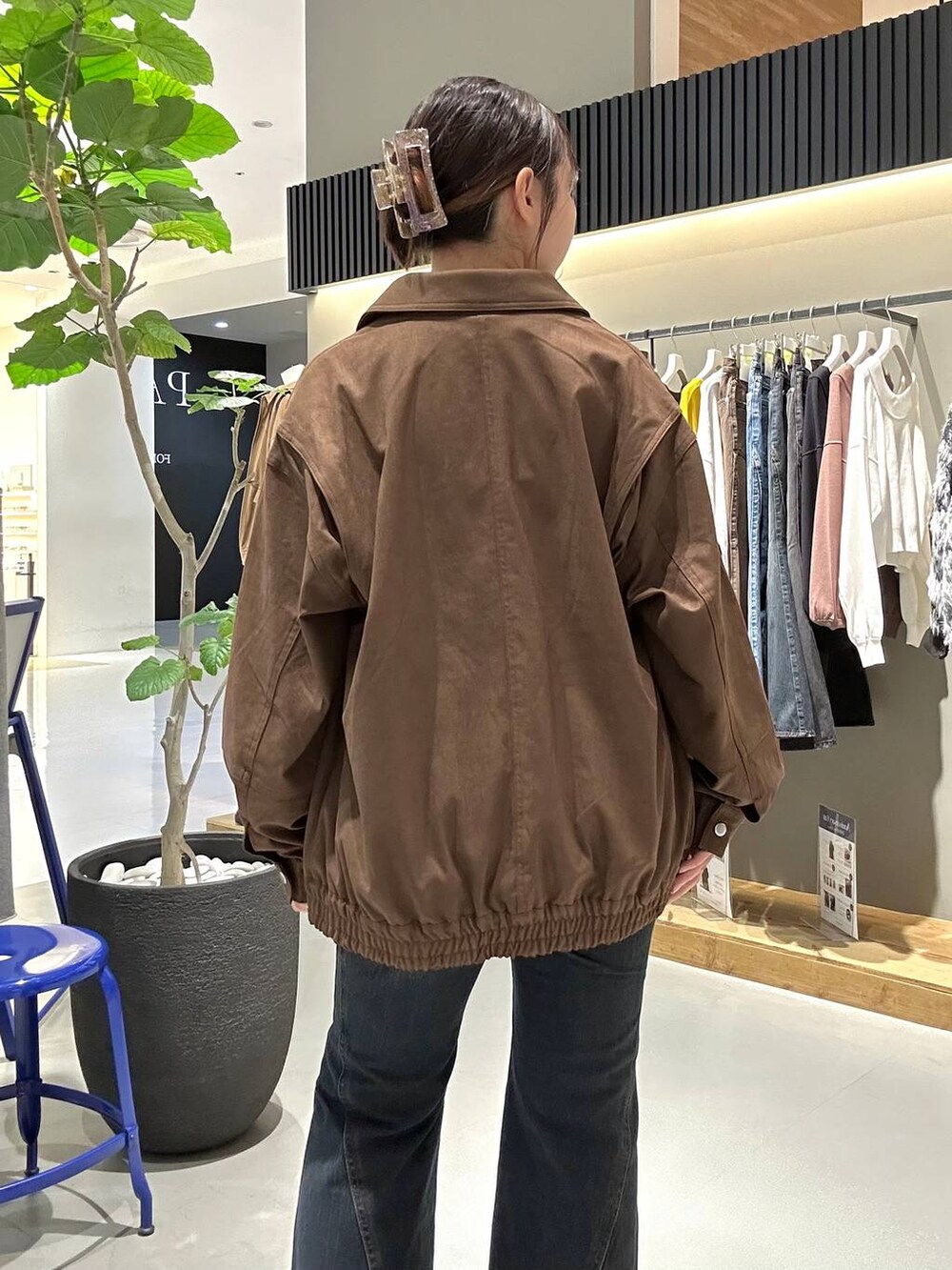 ブラック系のスニーカー、ブルー系のデニムパンツ、ブラック系のTシャツ/カットソーを着用したレディースの秋コーディネートの7枚目の写真