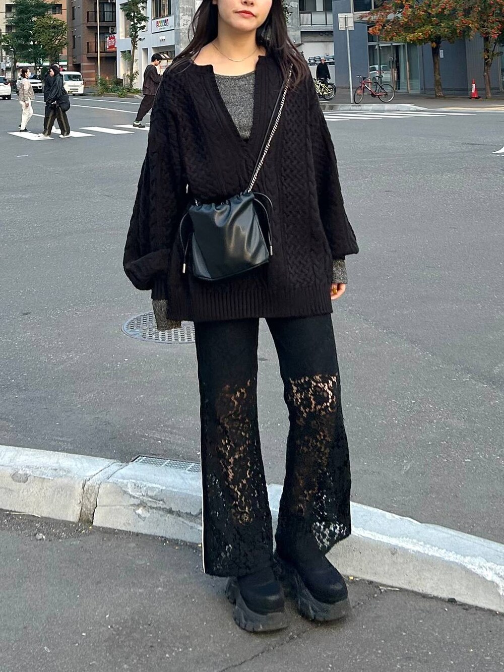 ブラック系のその他パンツ、ブラック系のニット/セーター、シルバー系のTシャツ/カットソーを着用したレディースの秋コーディネートの3枚目の写真