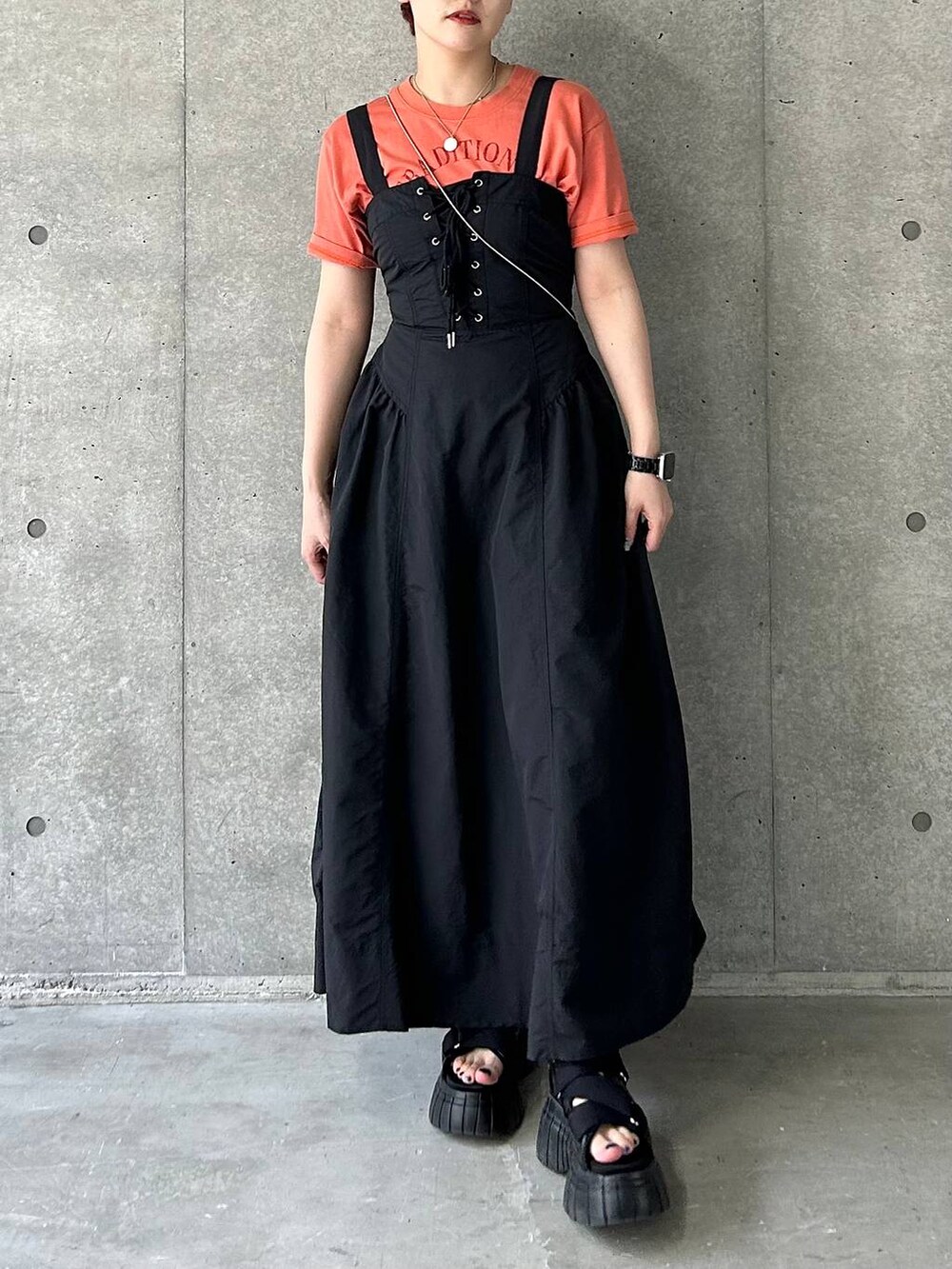 ブラック系のスニーカー、ブラック系のショルダーバッグ、ブラック系のワンピースを着用したレディースの夏コーディネートの3枚目の写真