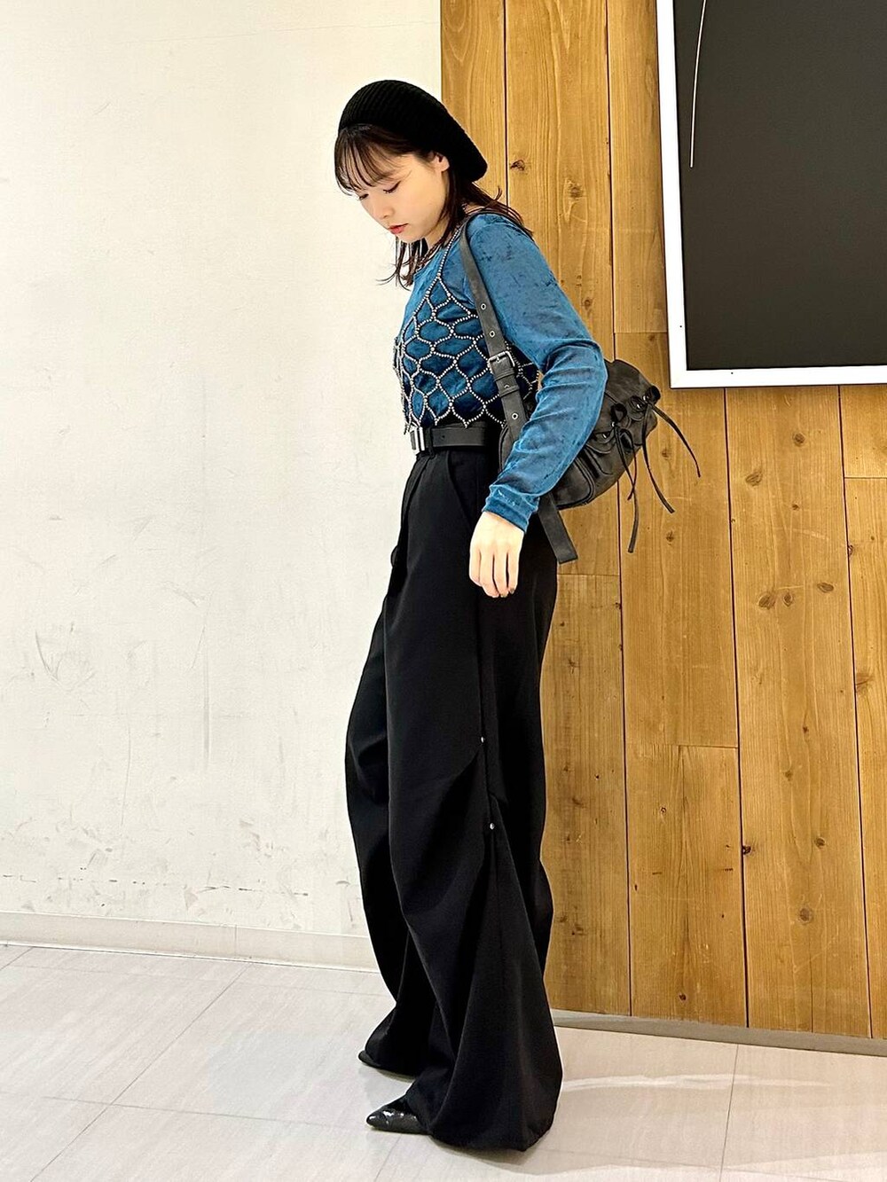 ブラック系のタンクトップ、ブラック系のパンプス、グレー系のショルダーバッグを着用したレディースの秋コーディネートの5枚目の写真