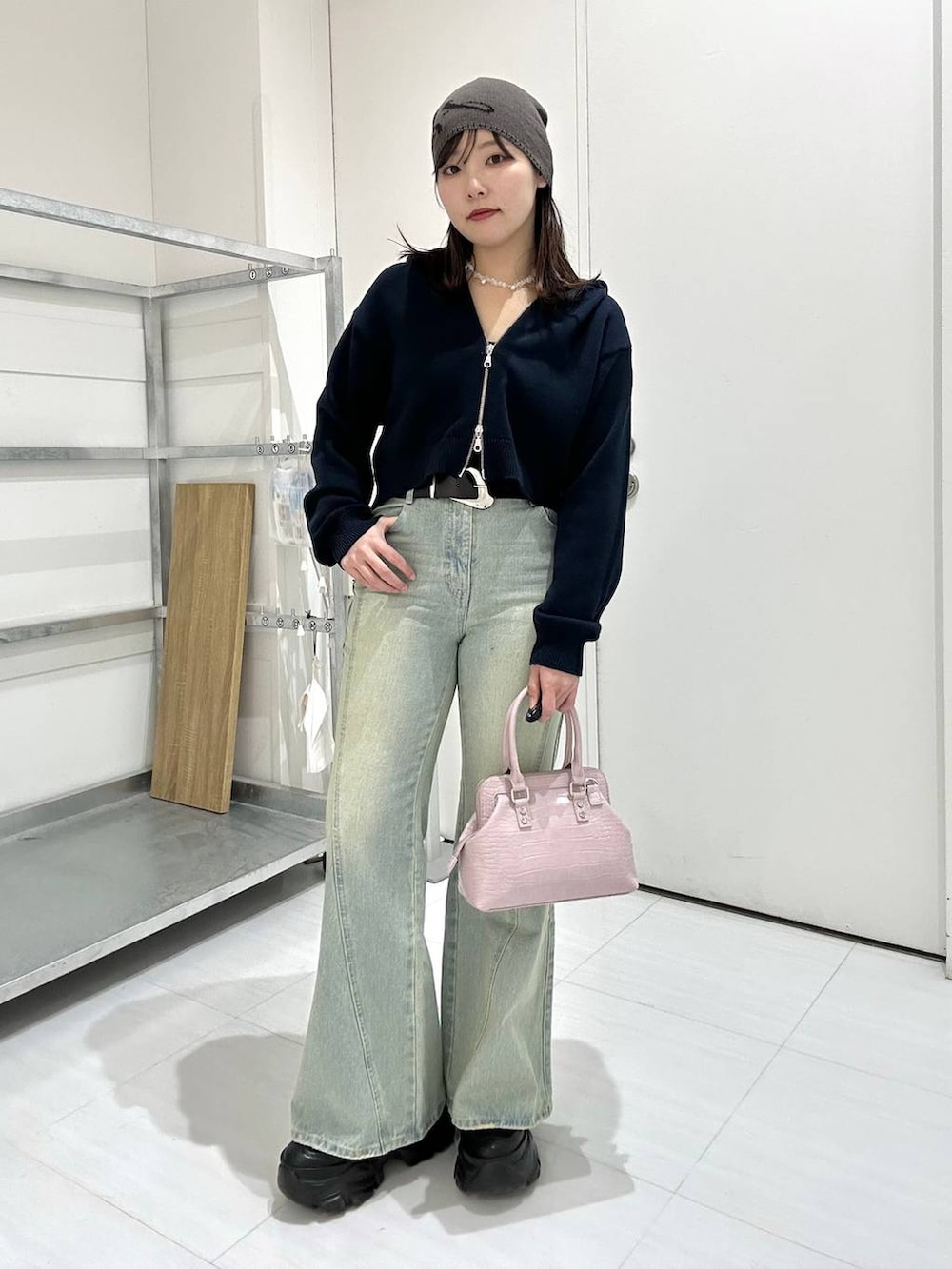 ブラック系のスニーカー、ブルー系のデニムパンツ、ブルー系のパーカーを着用したレディースの冬コーディネートの6枚目の写真