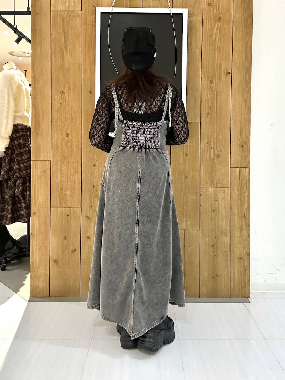 ブラック系のスニーカー、ブラック系のTシャツ/カットソー、ブラック系のハンドバッグを着用したレディースの冬コーディネートの7枚目の写真