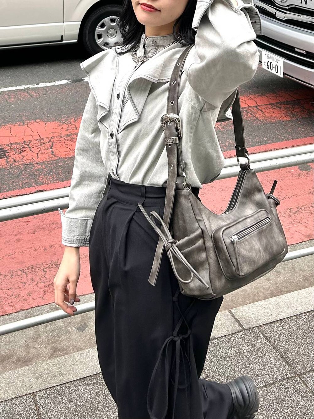 ブラック系のスニーカー、グレー系のショルダーバッグ、グレー系のシャツ/ブラウスを着用したレディースの冬コーディネートの5枚目の写真