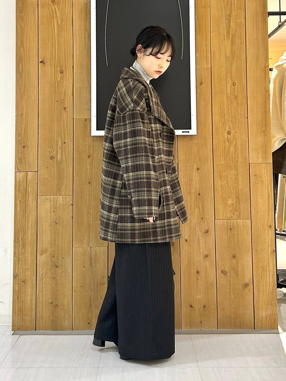 ブラウン系のテーラードジャケット、その他のショルダーバッグ、グレー系のTシャツ/カットソーを着用したレディースの冬コーディネートの7枚目の写真