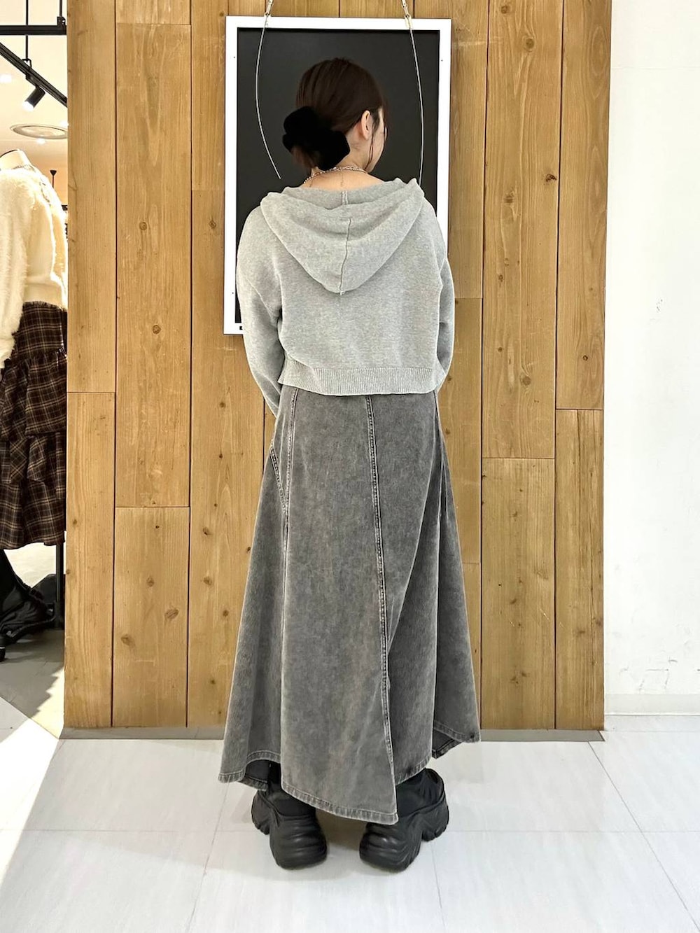 ブラック系のスニーカー、ブルー系のパーカー、ブラック系のハンドバッグを着用したレディースの冬コーディネートの7枚目の写真