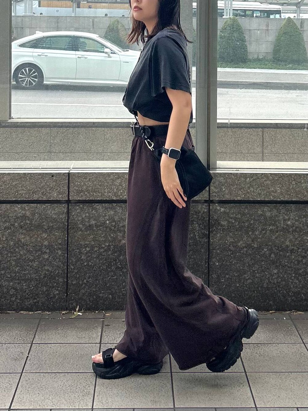 ブラック系のサンダル、ブラウン系のスウェットパンツ、ブラック系のベルトを着用したレディースの夏コーディネートの5枚目の写真