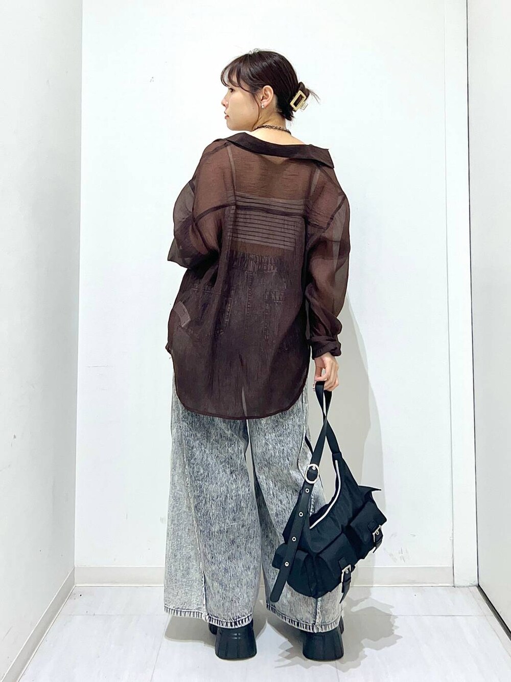 「着痩せ・細見え、夏コーデ、骨格ストレート、モード、カジュアル、PAGEBOY、シアートップス、キャミソール、デニムパンツ、サンダル」｜「PAGEBOYのラインソールスポサン（スニーカー、ブラック系）」を使った、ハオさん（レディース・158cm）の夏コーディネートの4枚目の写真