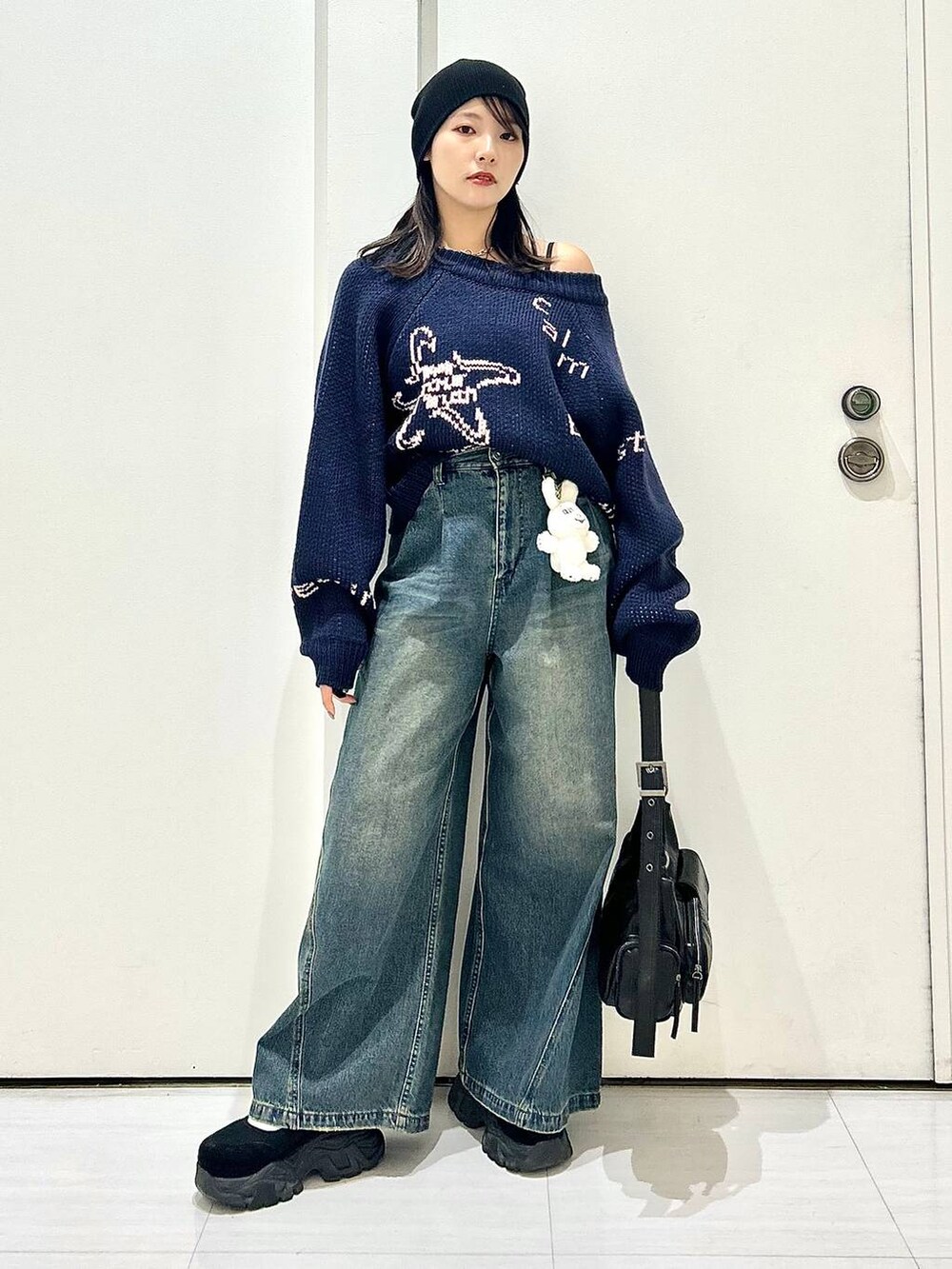 ブルー系のデニムパンツ、ブルー系のニット/セーターを着用したレディースの秋コーディネートの3枚目の写真