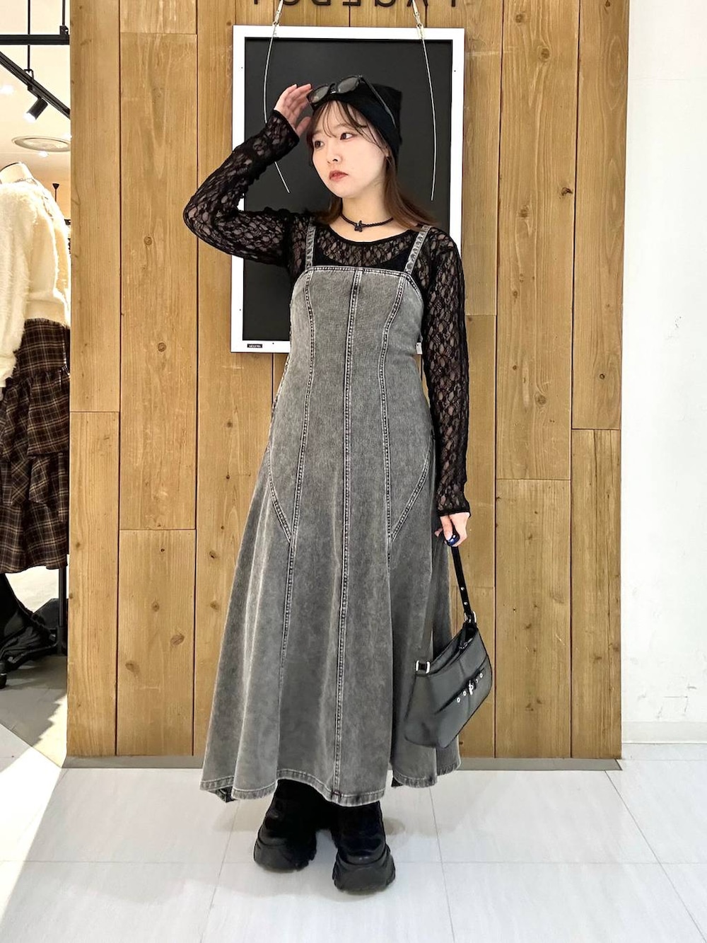 ブラック系のスニーカー、ブラック系のTシャツ/カットソー、ブラック系のハンドバッグを着用したレディースの冬コーディネートの8枚目の写真