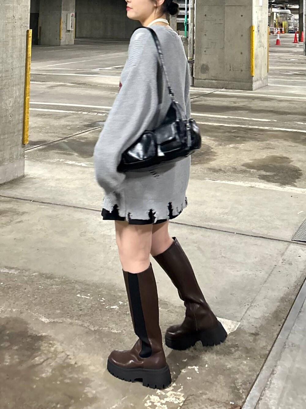 ブラック系のショルダーバッグ、ブラック系のその他パンツ、グレー系のニット/セーターを着用したレディースの冬コーディネートの4枚目の写真