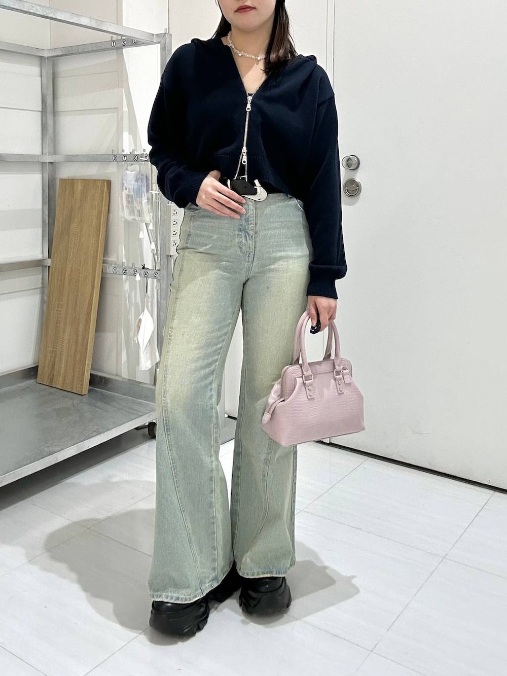 ブラック系のスニーカー、ブルー系のデニムパンツ、ブルー系のパーカーを着用したレディースの冬コーディネートの2枚目の写真