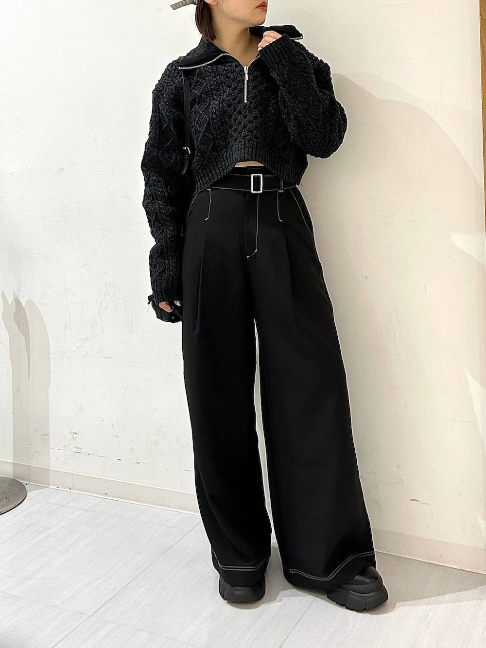 ブラック系のブーツ、ブラック系のショルダーバッグ、ブラック系のその他パンツを着用したレディースの秋コーディネートの6枚目の写真