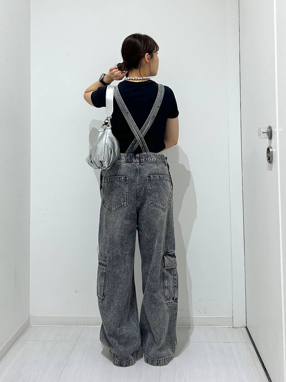 ブラック系のサロペット/オーバーオール、シルバー系のショルダーバッグ、ブラック系のTシャツ/カットソーを着用したレディースの夏コーディネートの6枚目の写真