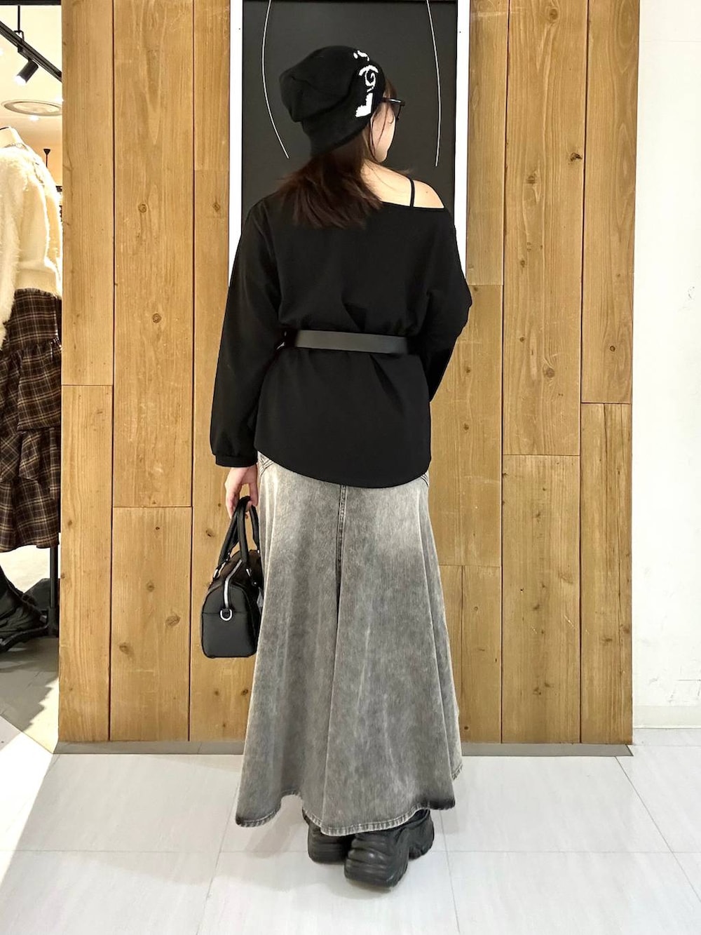 ブラック系のスニーカー、ブラック系のボストンバッグ、ブラック系のTシャツ/カットソーを着用したレディースの冬コーディネートの7枚目の写真