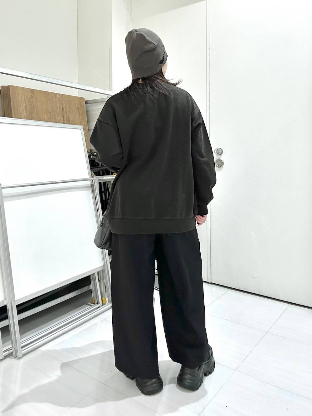 ブラック系のスニーカー、グレー系のボストンバッグ、グレー系のスウェットを着用したレディースの冬コーディネートの8枚目の写真