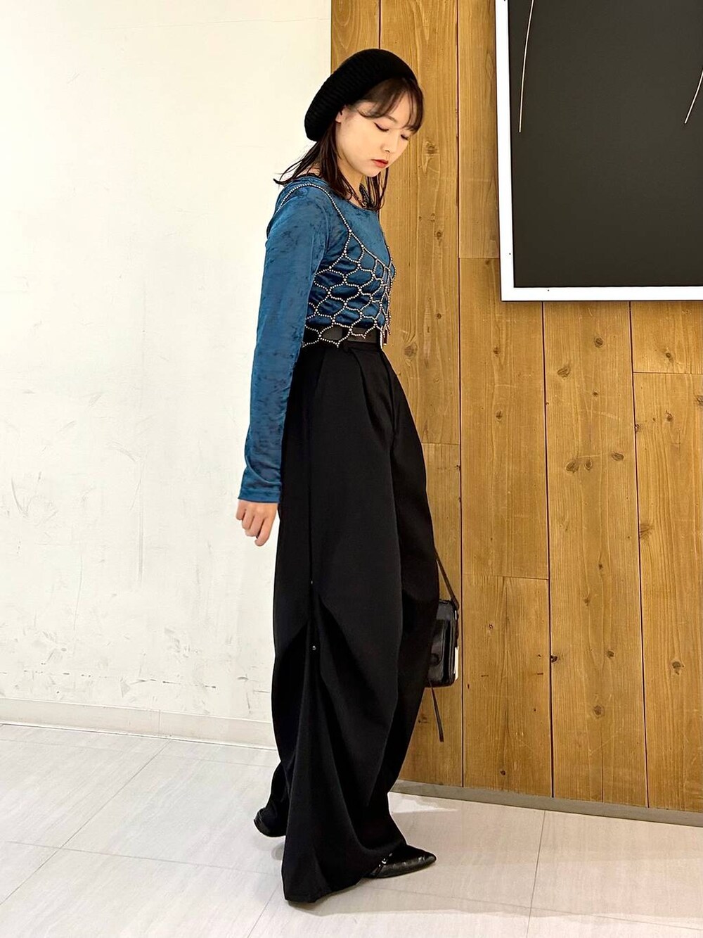 ブラック系のタンクトップ、ブラック系のパンプス、グレー系のショルダーバッグを着用したレディースの秋コーディネートの6枚目の写真