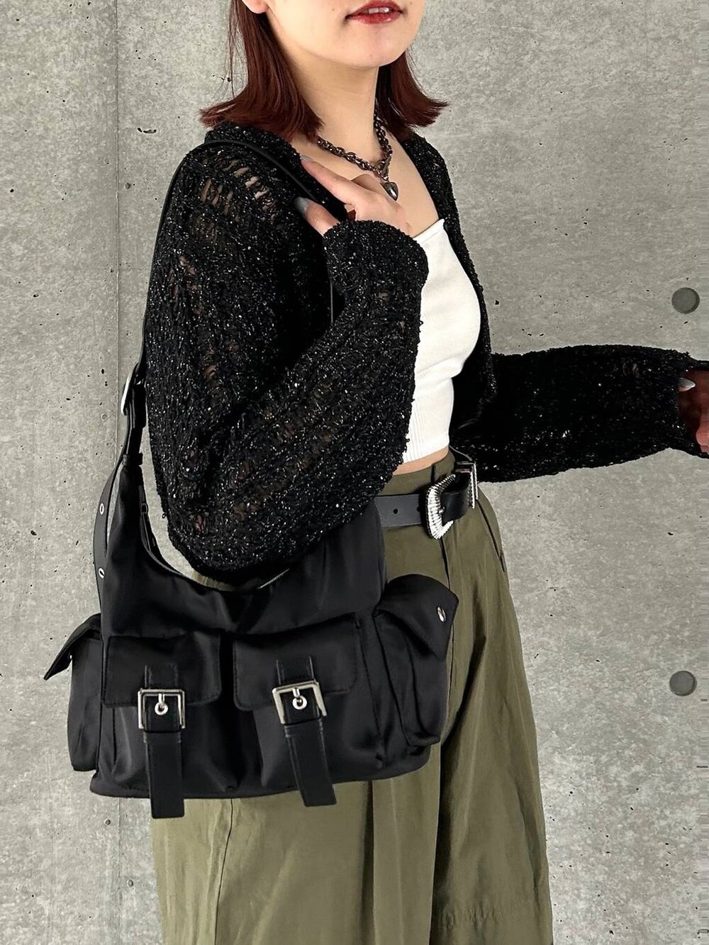 ブラック系のショルダーバッグ、ブラック系のスニーカー、グリーン系のその他パンツを着用したレディースの春コーディネートの7枚目の写真