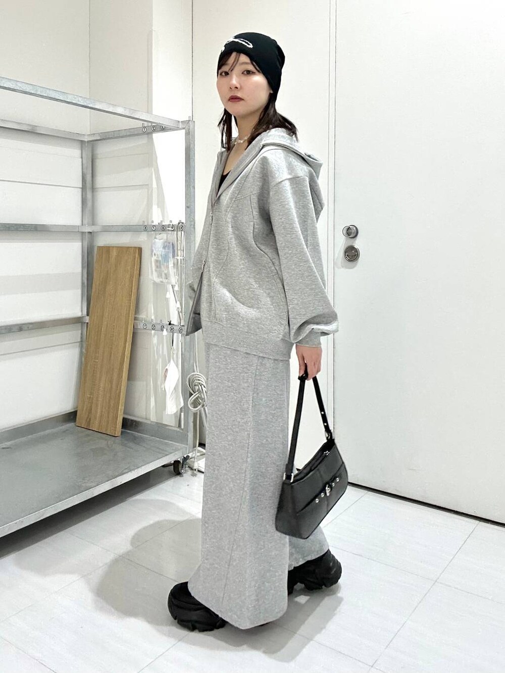 ブラック系のスニーカー、ブラック系のキャミソール、グレー系のパーカーを着用したレディースの冬コーディネートの6枚目の写真