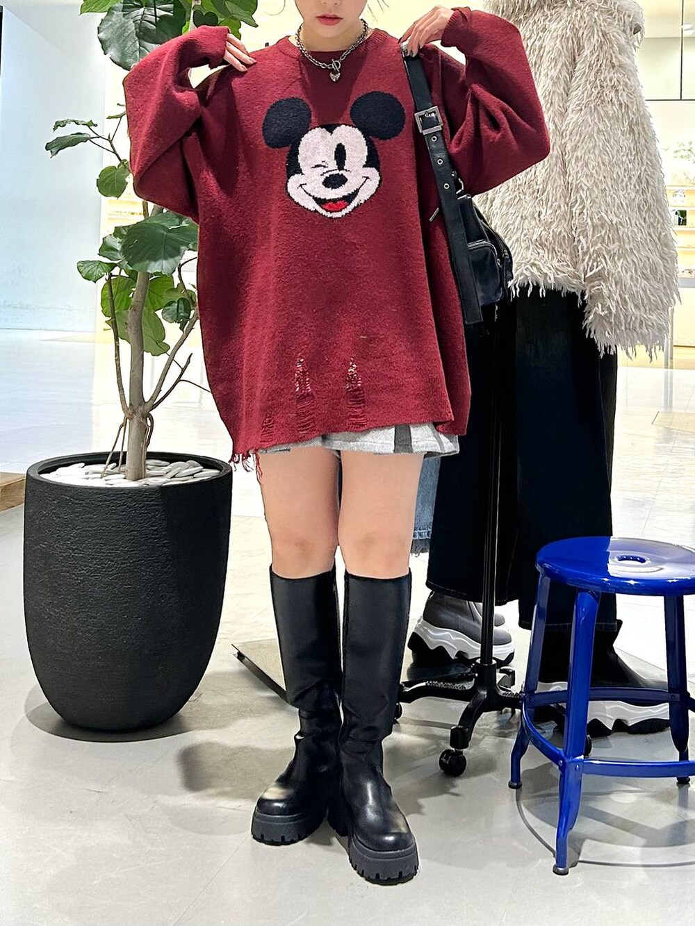 ブラック系のショルダーバッグ、ブラック系のその他パンツ、ブラック系のブーツを着用したレディースの冬コーディネートの4枚目の写真