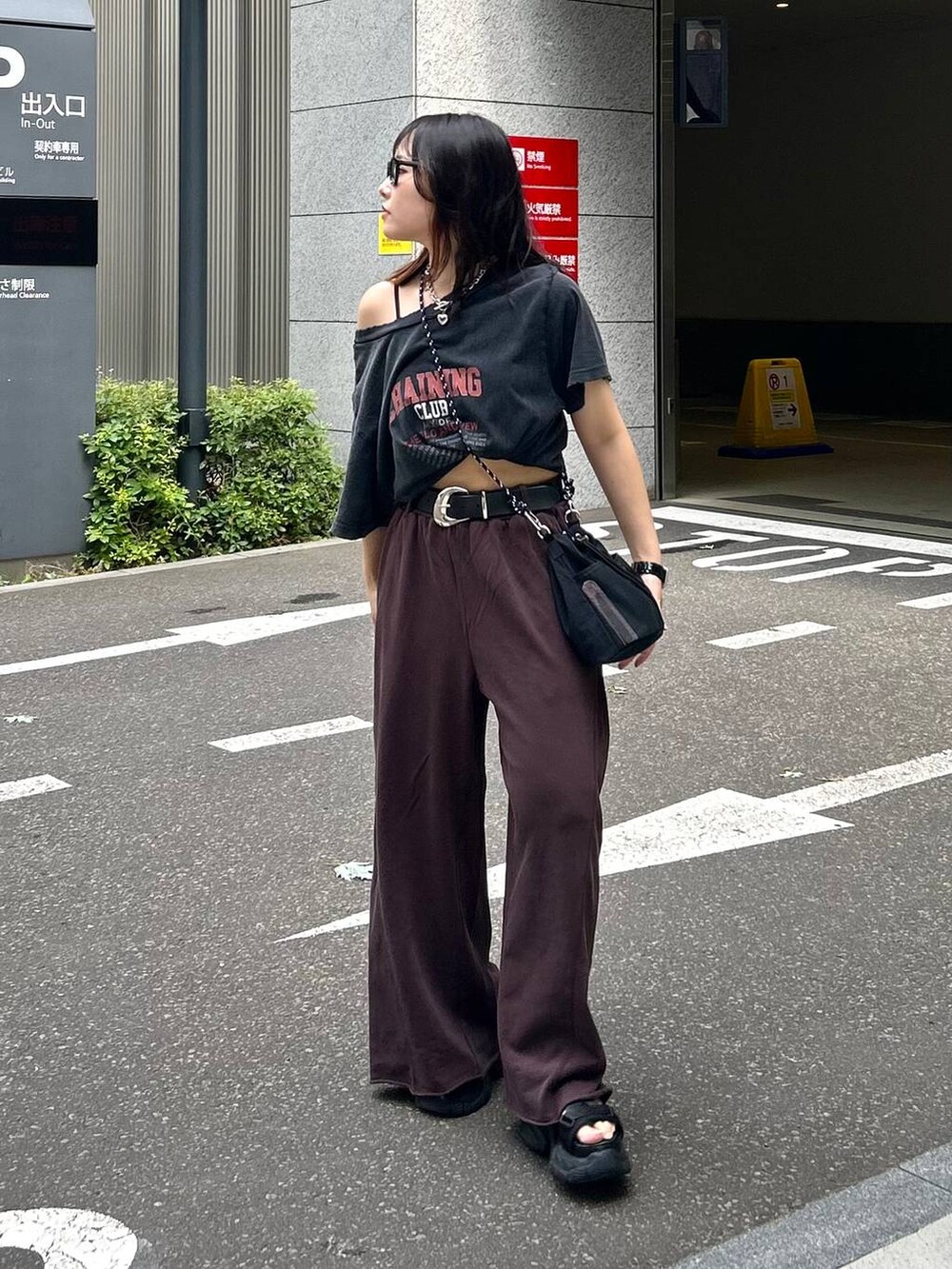 ブラック系のサンダル、ブラウン系のスウェットパンツ、ブラック系のベルトを着用したレディースの夏コーディネートの3枚目の写真