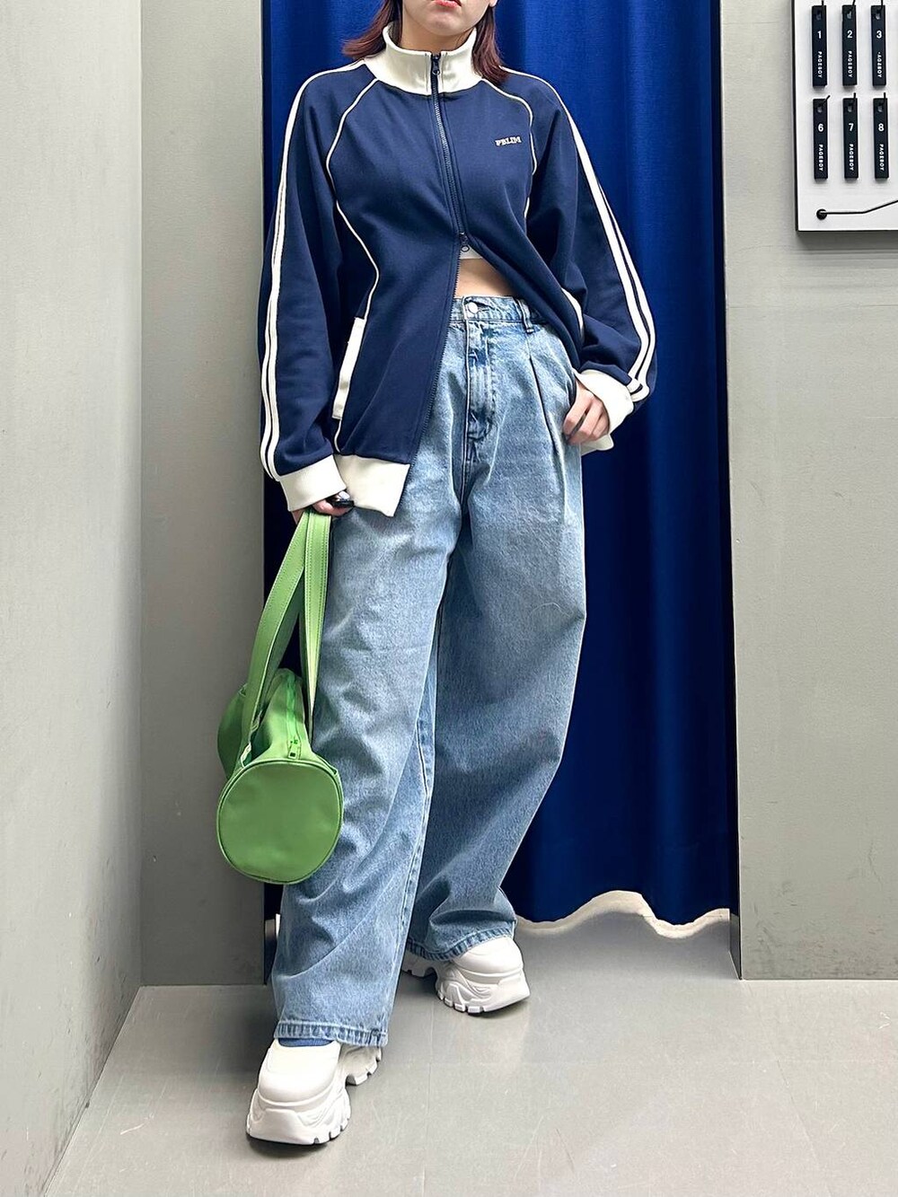 ブルー系のセットアップ、ブルー系のデニムパンツ、ブラック系のニットキャップ/ビーニーを着用したレディースの春コーディネートの3枚目の写真