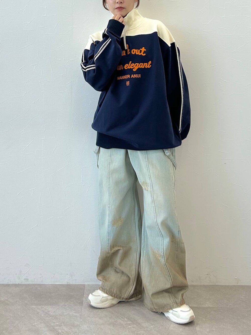 ブルー系のスウェットを着用したレディースの冬コーディネートの2枚目の写真